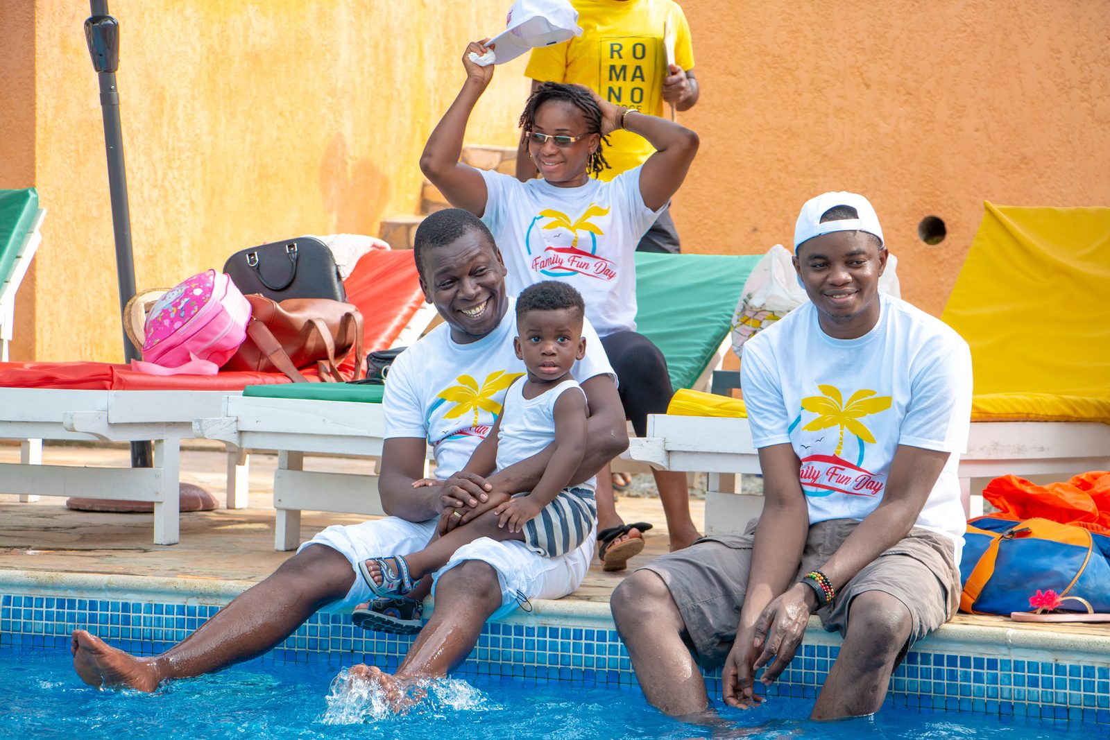 Familles riant au bord de la piscine lors d'une journée d'entreprise