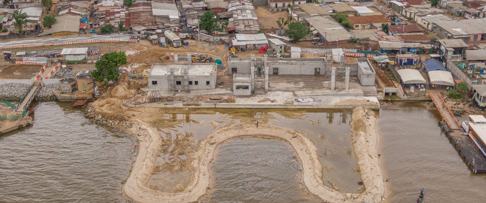 La gare lagunaire d'Abobo-Doumé en construction, vue du ciel face à la lagune
