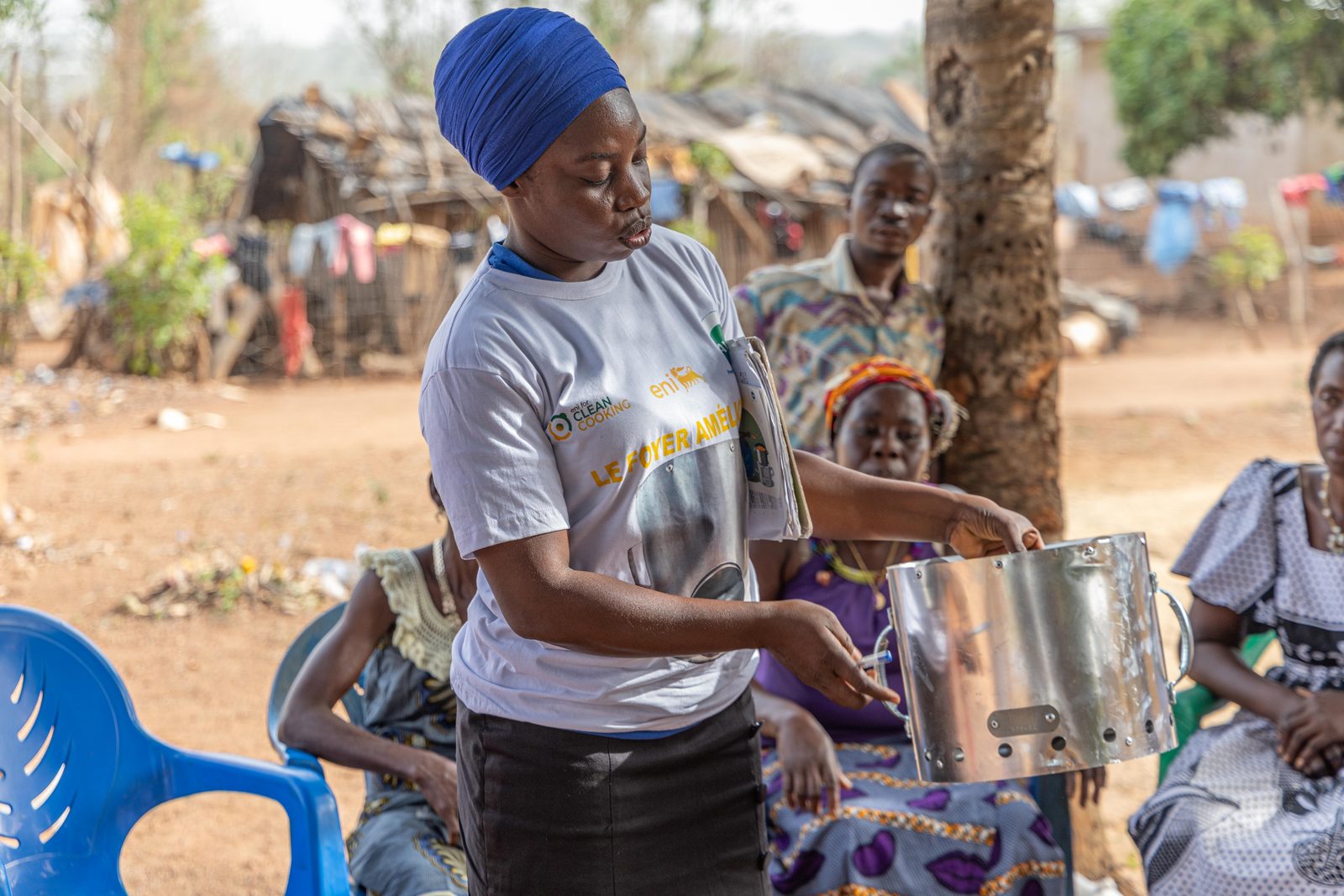 Animatrice présentant un foyer amélioré à des femmes du village