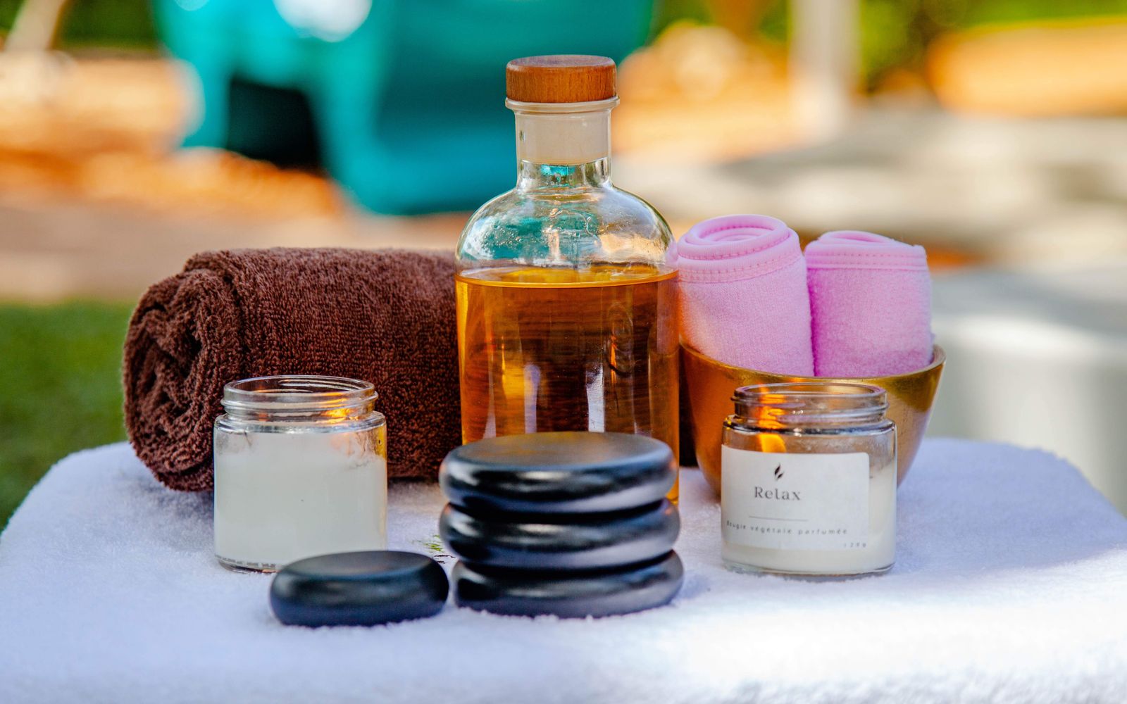 Serviettes, pierres chaudes et huiles de massage d'un spa