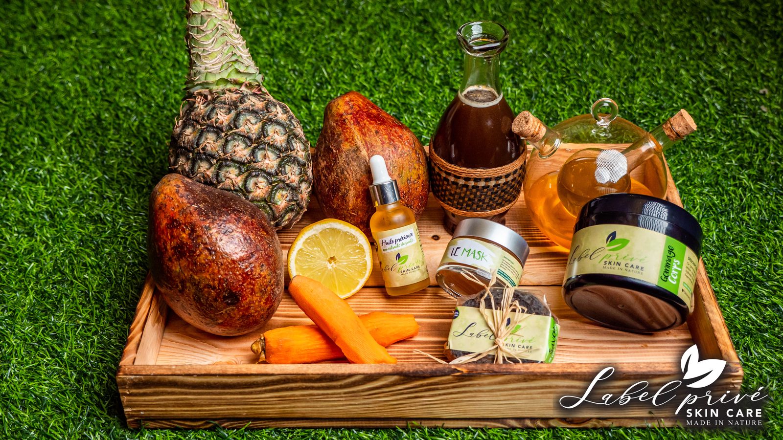 Soins Label Privé entourés de fruits et d'huiles sur un plateau en bois